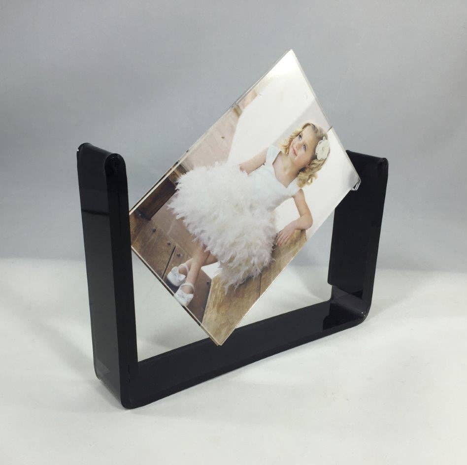 FIXTUREDISPLAYS – wholesale Bildram – Ram, Akryl Bordsskiva 8,4 cm x 13 cm hängande snurrande fotoram menyhållare 20709