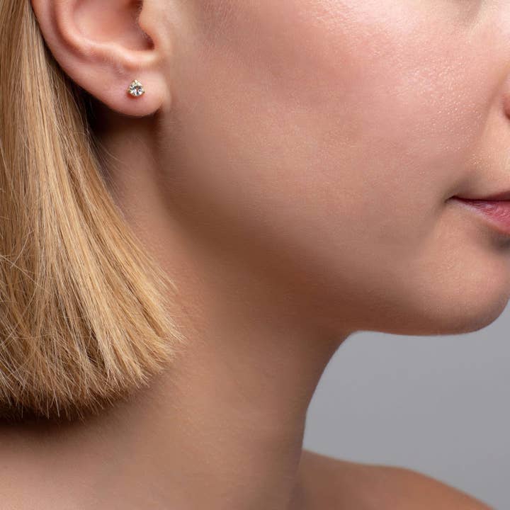 Orecchini a bottone in oro vermeil con ametista verde Comino per la vendita all'ingrosso da parte di Mimi + Marge