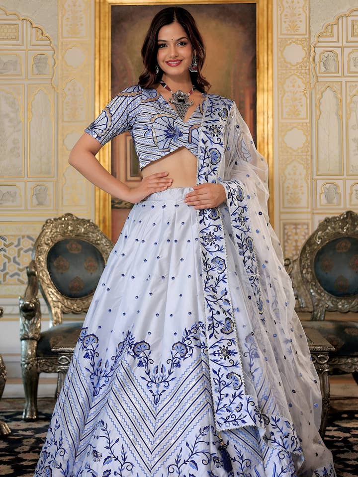 Lehenga Choli de Cetim Branco para Casamento e Festival Indiano & Paquistanês - Trabalho de Bordado com Fios e Lantejoulas por atacado de HATKE BRIDE