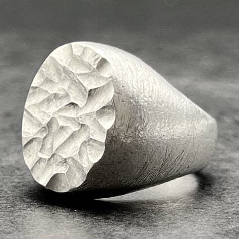 Big signet ring diamant carving pour la vente par Black Rock Jewel