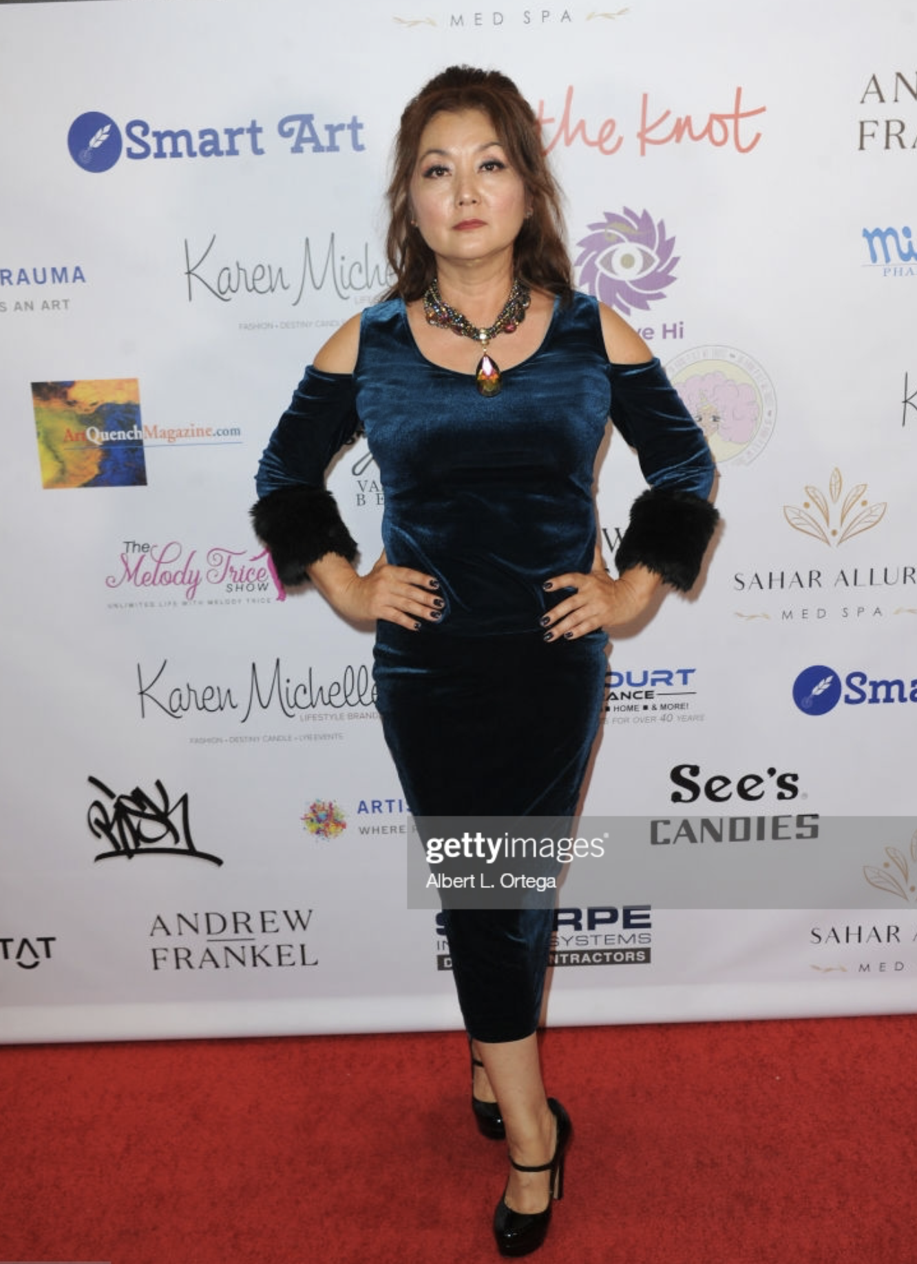 Velours bleu sarcelle Jupe Tia : jupe crayon midi en velours stretch - bleu sarcelle en vente sur Faire6