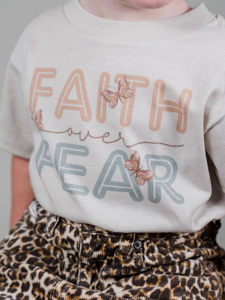 Retro sommerfugl kristen T-shirt til børn Faith Over Fear for engroshandel hos Only Grace Company