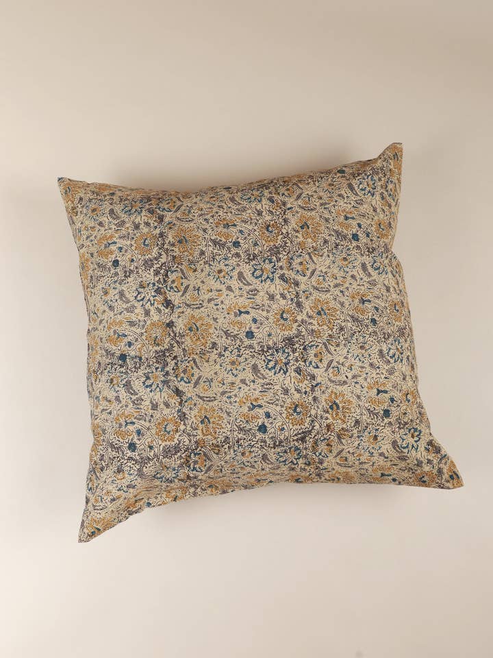 Coussin artisanal Golden Earth Kalamkari pour la vente par Ninéh