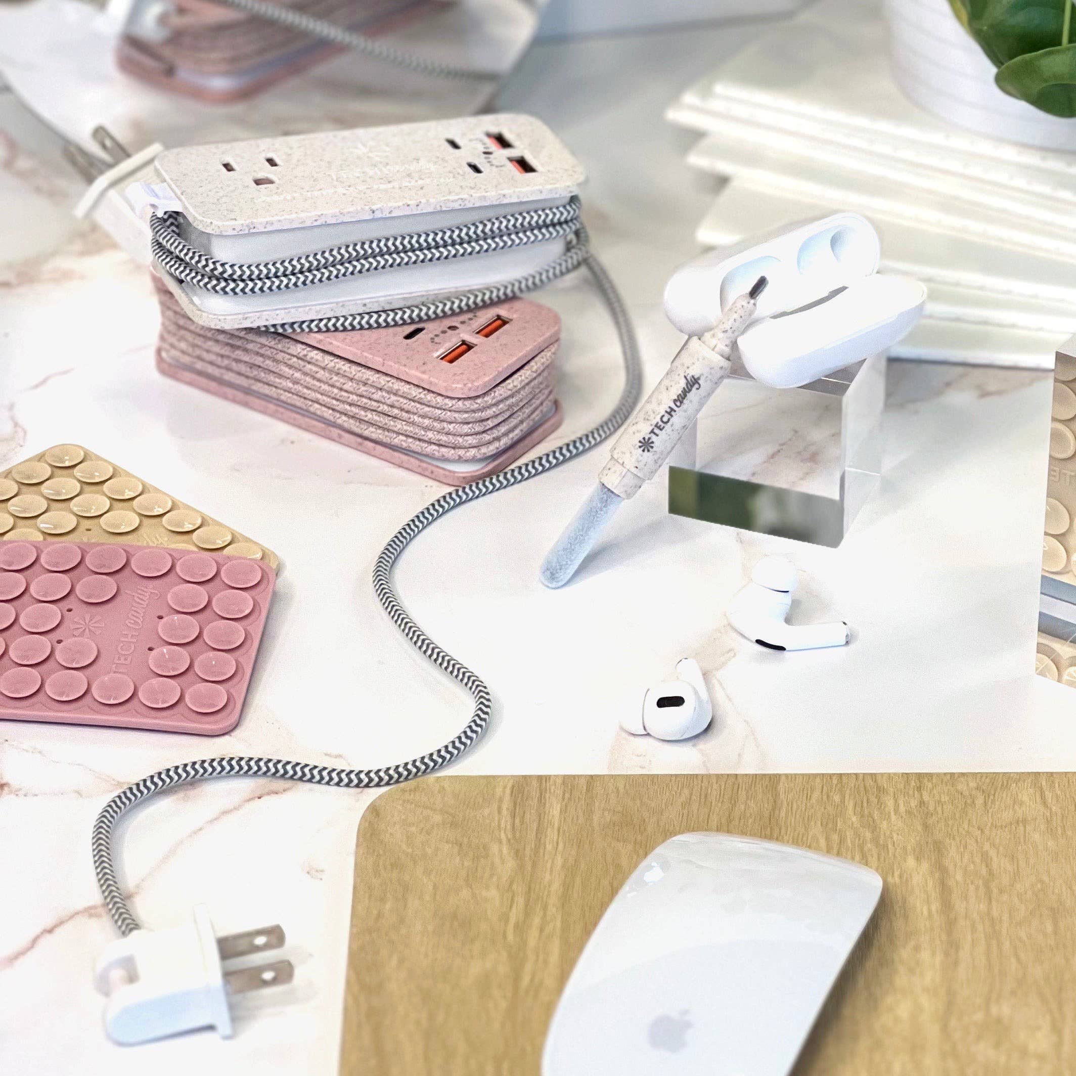 Tech Candy – wholesale Bärbar laddare – Tech Candy Power Trip Eco laddstation med uttag, USB och USB-C2