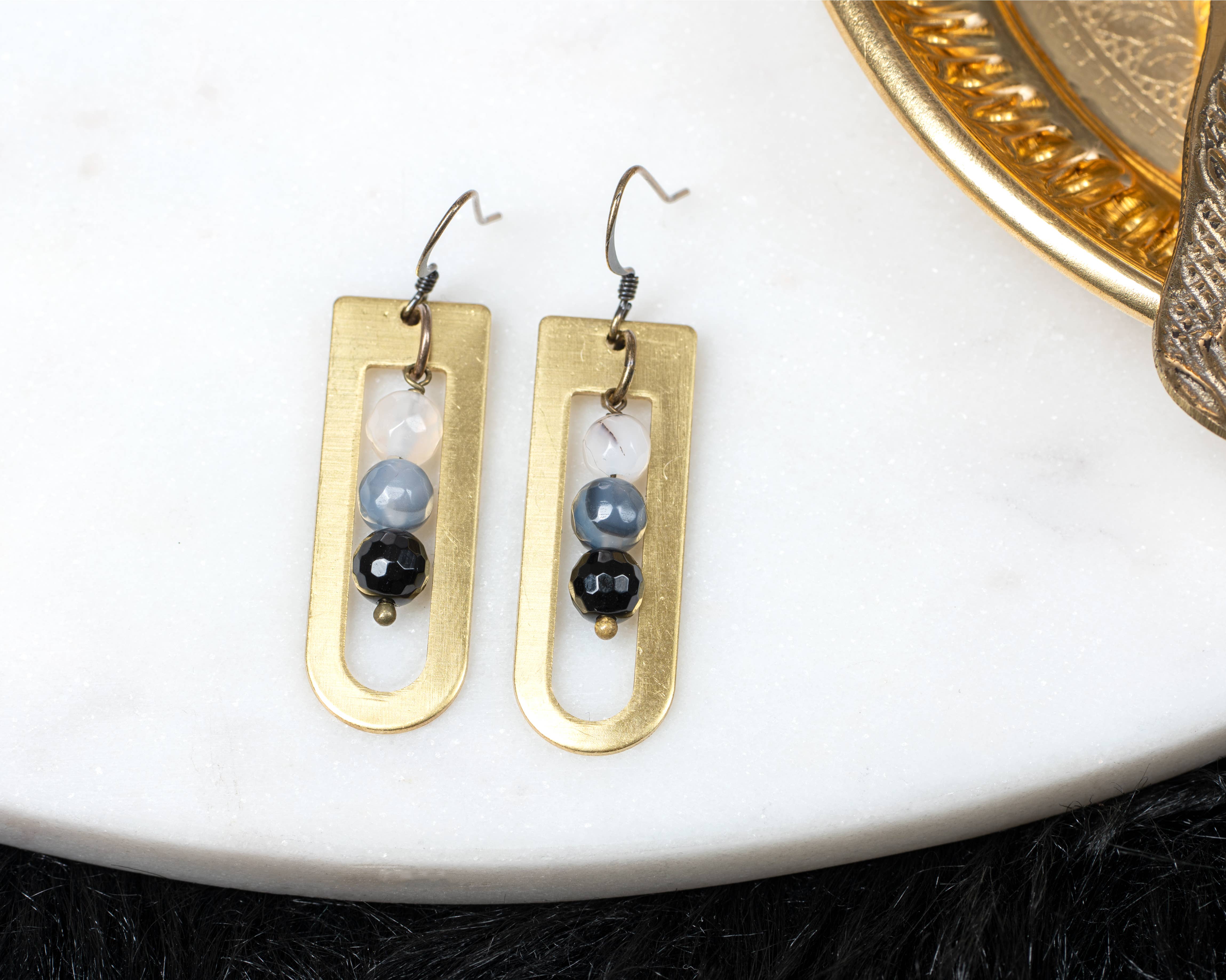 Edgy Petal Jewelry – Großhandel Ohrhänger – Moderne Onyx-Ohrringe für Damen in Creme und Grau1