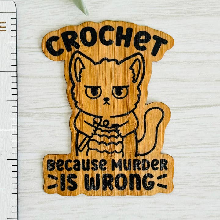 „Hækl, fordi mord er forkert“ Bambus træklistermærke for engroshandel hos AFK Design Co