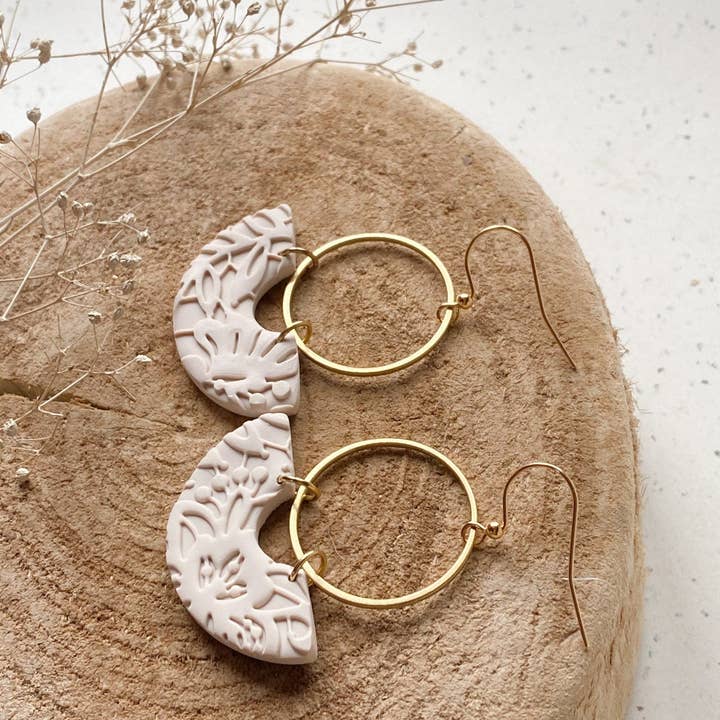 Agaveh girl - Vendita all'ingrosso Orecchini pendenti - Orecchini pendenti in argilla polimerica color sabbia Wynne2