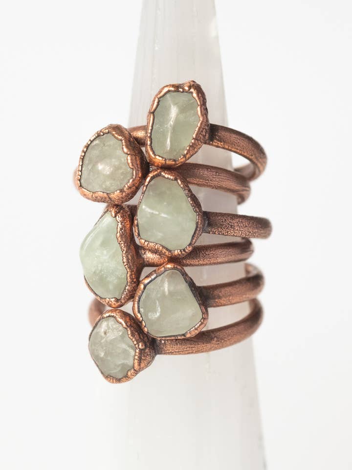 Anel de Empilhamento de Cristal de Prehnite | Cobre Reciclado por atacado de The Cyprus Cabinet