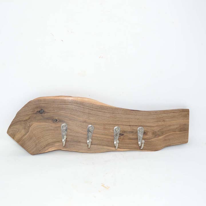 Porte-clés mural en noyer huilé fait main, 36 x 11 cm, avec 4 crochets pour la vente par Huizbirn