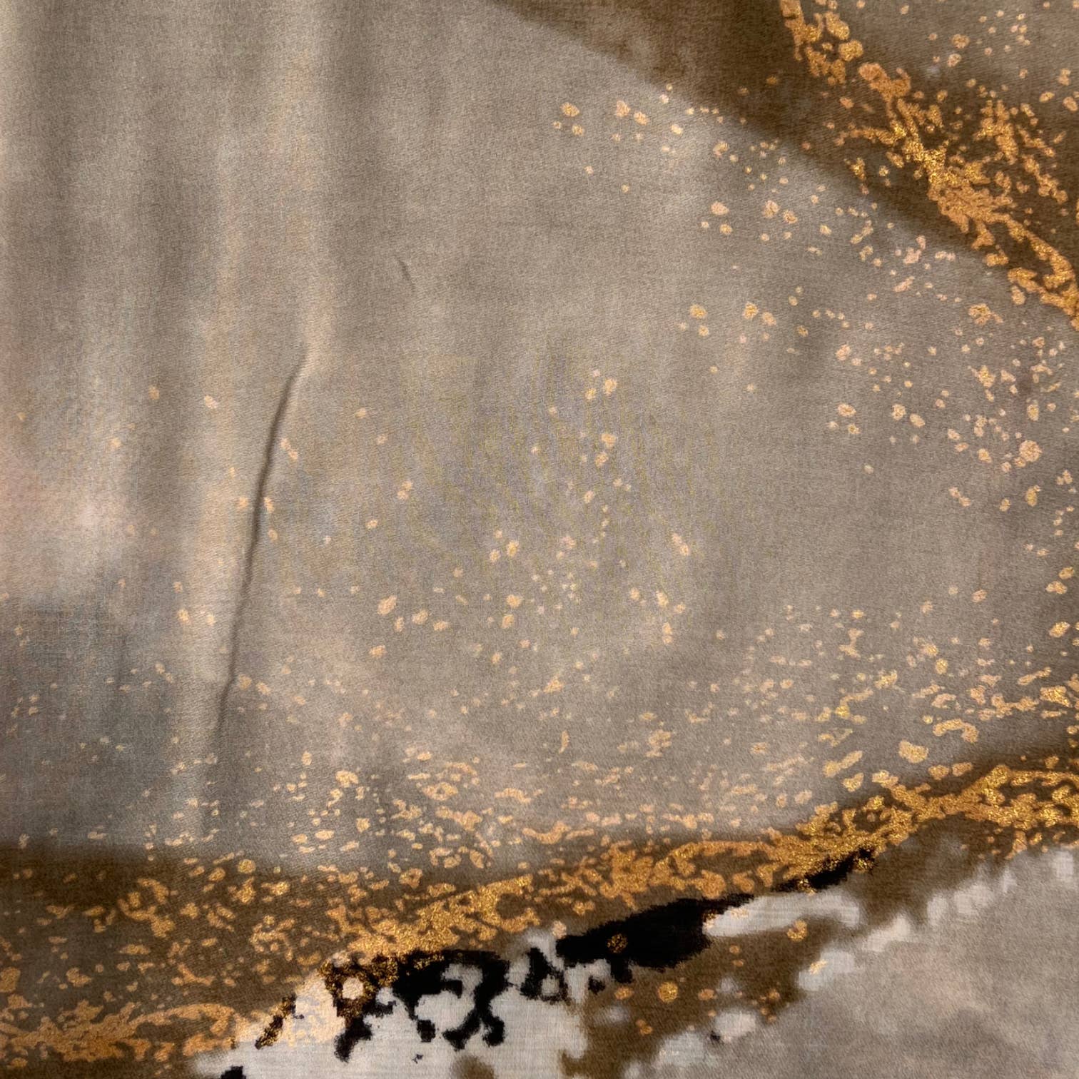 London Scarves – wholesale Halsduk - Dam – Ocean weave tryckt halsduk med guld och silver lappar2