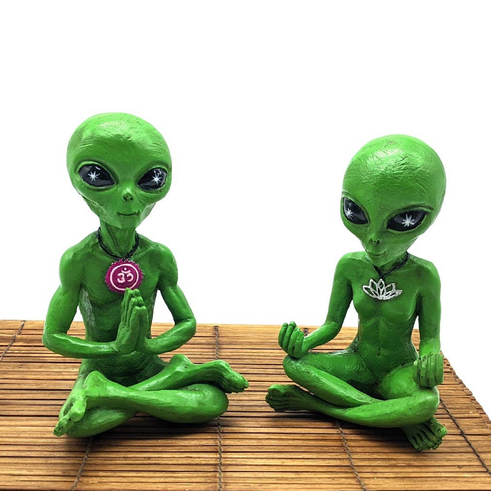 John Bernard & Company - Vendita all'ingrosso Statuette decorative - Set di statuette di coppia in meditazione «Zen and Yoga» di Alien Invasion3