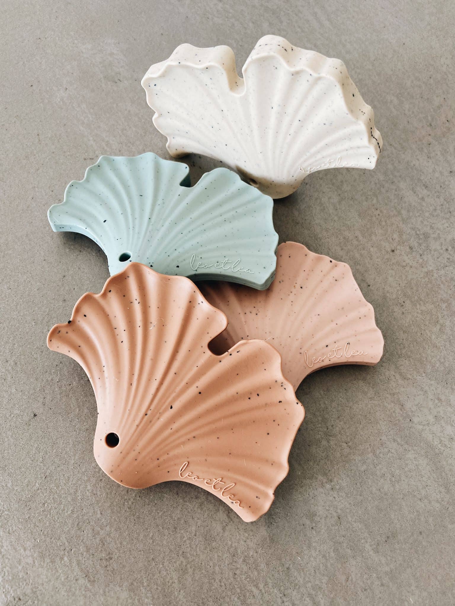 leo et lea france - Vente Anneau de dentition sans clip – bébé - Hochet de dentition Gingko en silicone leo et lea5