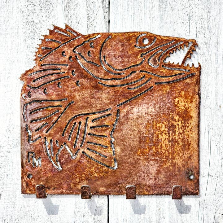 Crochet à clés en métal rustique en forme de doré doré en cuivre patiné pour la vente par Rustic Metalz