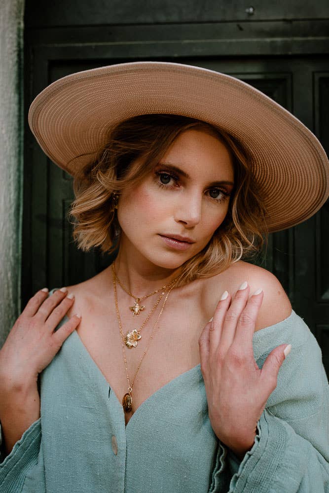 Annabelle Hardie - Vente Colliers à pendentif - Collier Les genoux des abeilles (or 18 carats)5