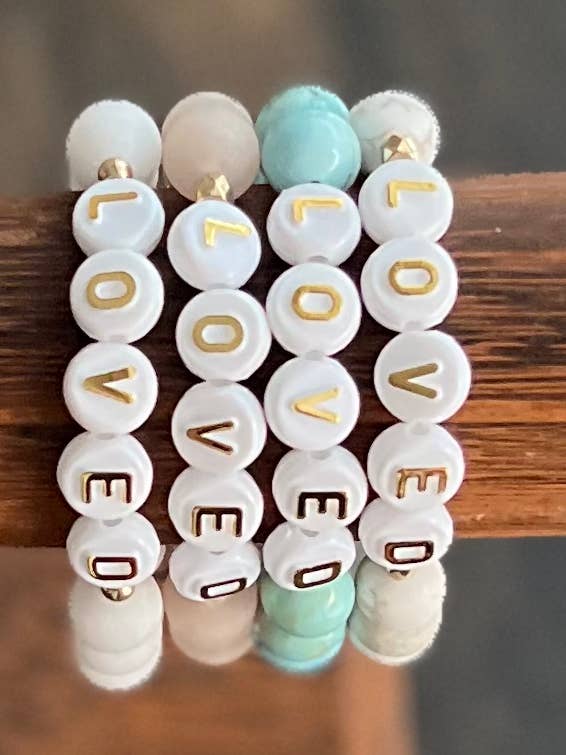 Bracelets perlés « LOVED » pour la vente par Liza June