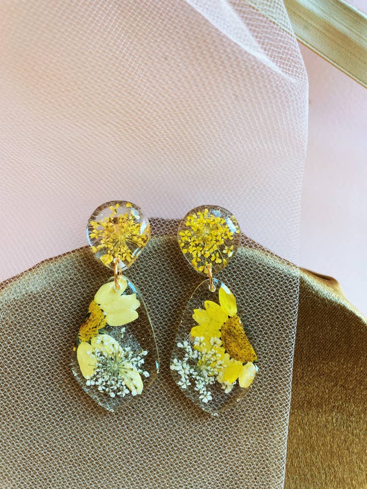 Fiore pressato in resina gialla Daisy Claras per la vendita all'ingrosso da parte di Bezalel and Co