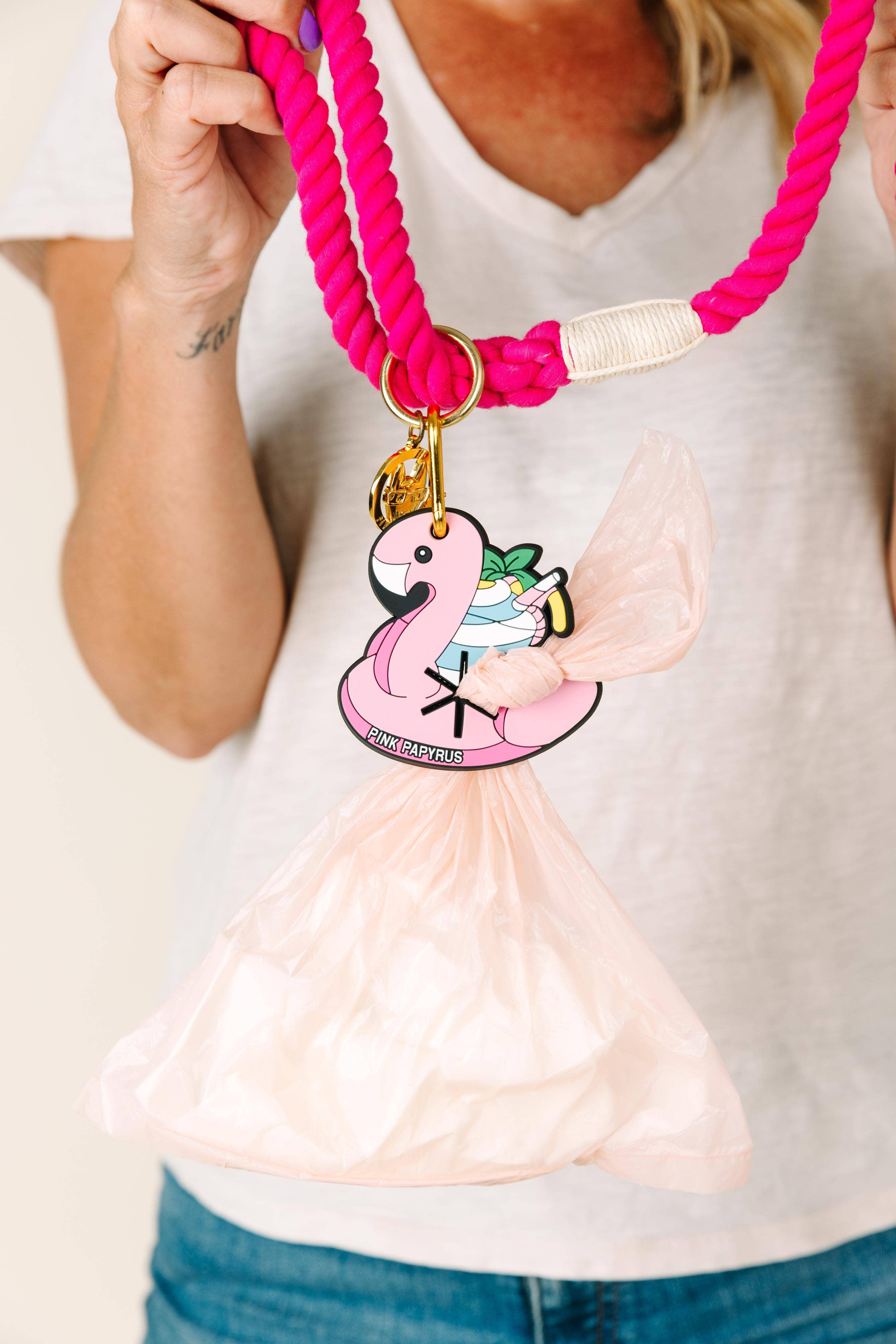 Pink Papyrus | Premium, Durable, & Stylish Dog Products - Venta al por mayor Portabolsas de excrementos - Sujeta bolsas para desechos Flamingo Floatie | Porta bolsas para excremento1