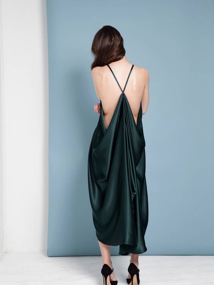 Robe drapée en soie Botanist en vert mousse pour la vente par Jasmine Chong