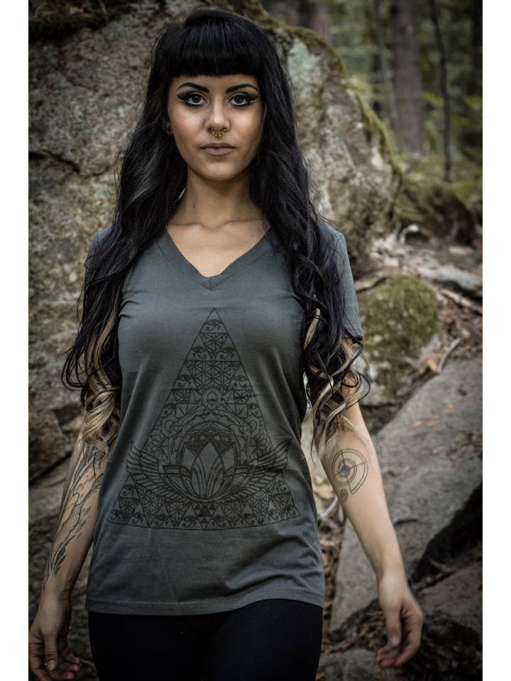 Sacred State Design - Venta al por mayor Camiseta serigrafiada - Mujer - Camisa de geometría sagrada egipcia con cuello en V y cáñamo de Horus Pyramid