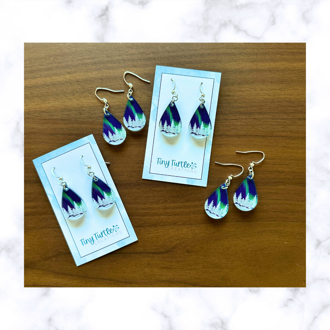 Tiny Turtle Creations - Vente Boucles d'oreilles pendantes - Boucles d'oreilles en acrylique en forme de goutte gravées Aurora Forest4