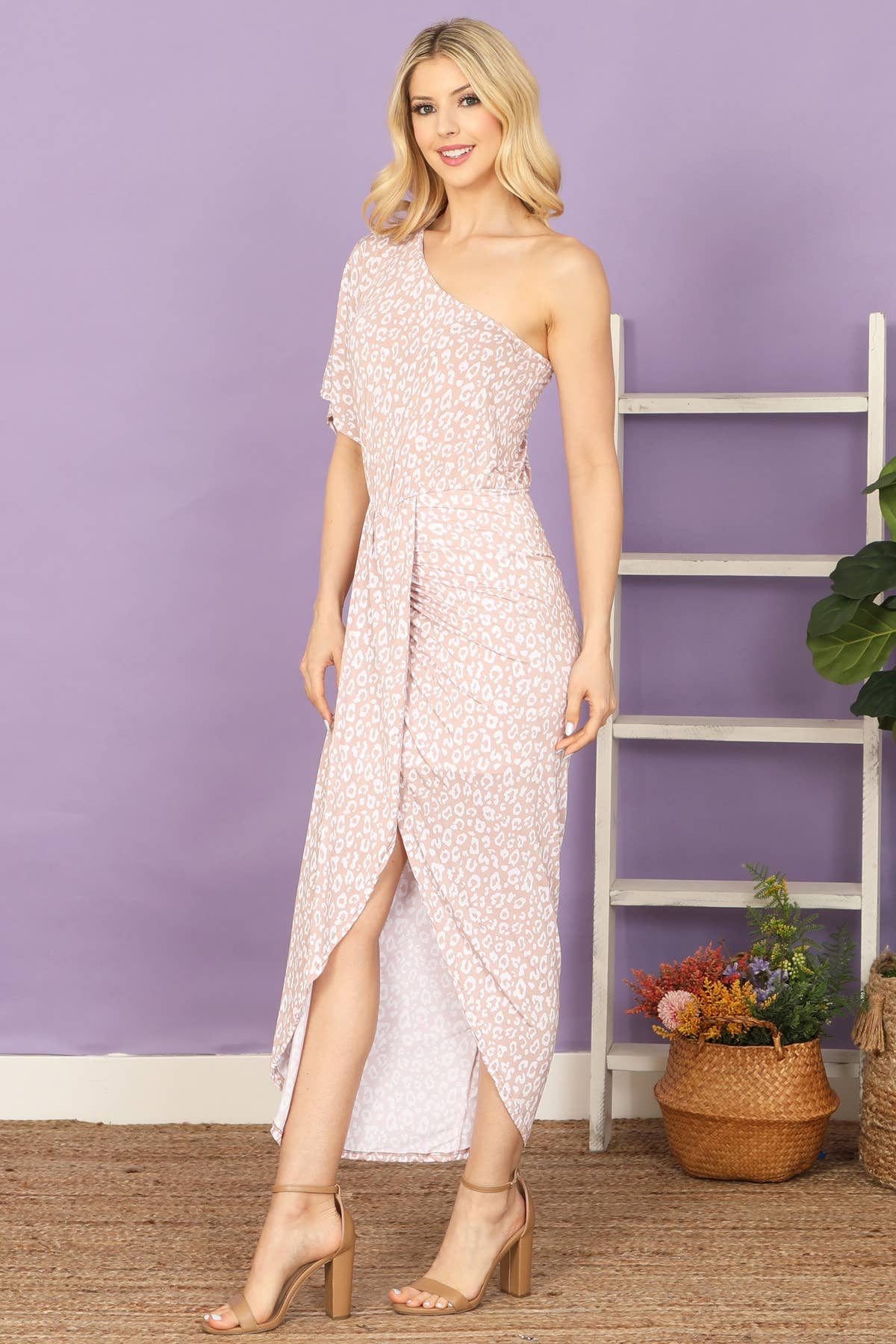 MYS Wholesale Inc - Vente Robe – femme - Robe Leopard Elegance à une épaule et ourlet cache-cœur froncé3