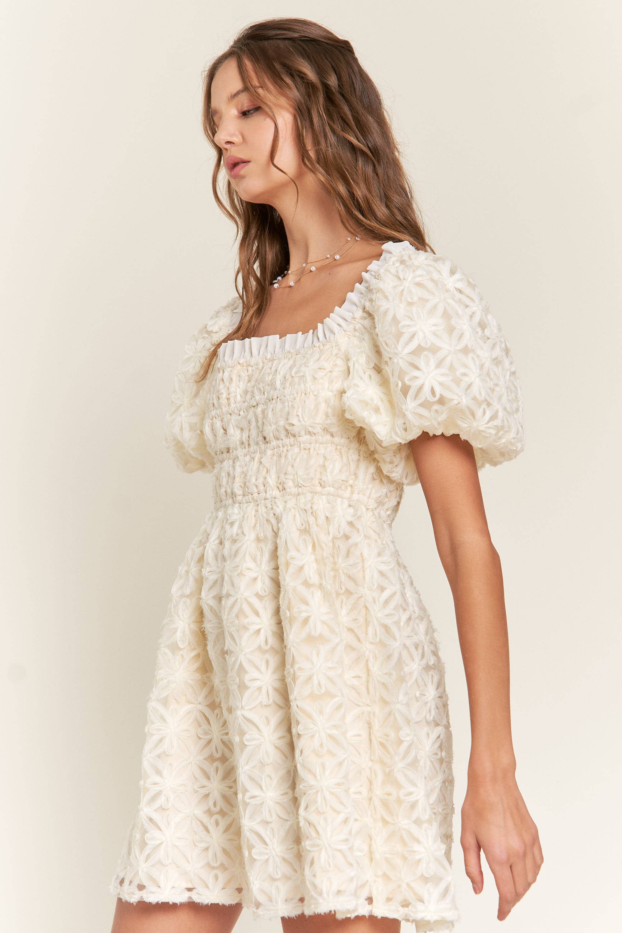 Marfim Mini Vestido Floral Marfim para venda a revendedores na Faire7