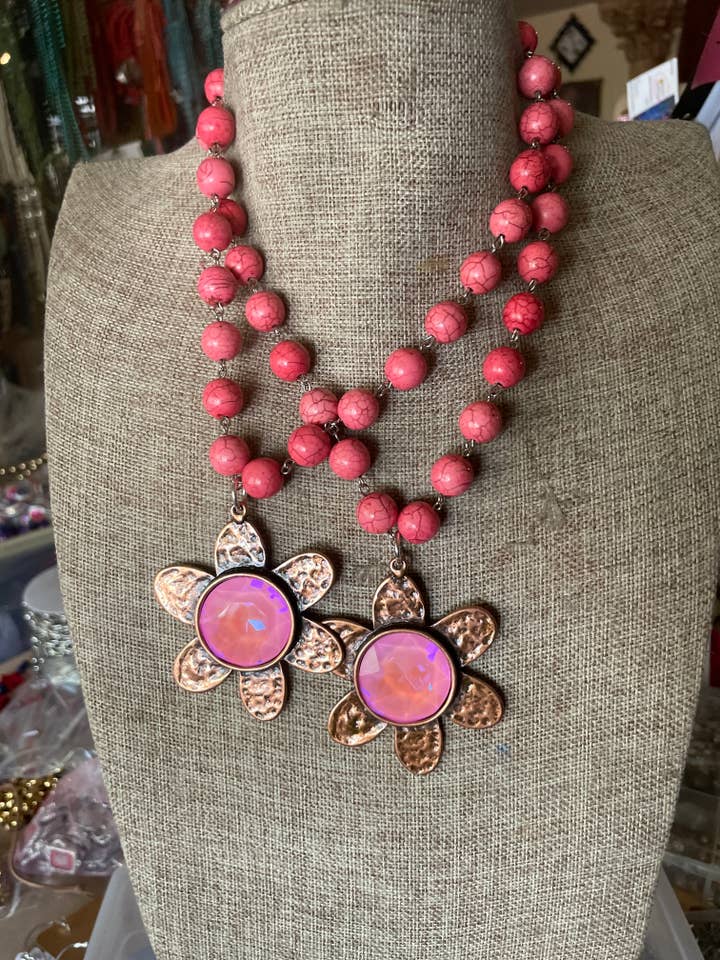 Collier Fleur en Howlite Rose et Strass pour la vente par Gypsy South