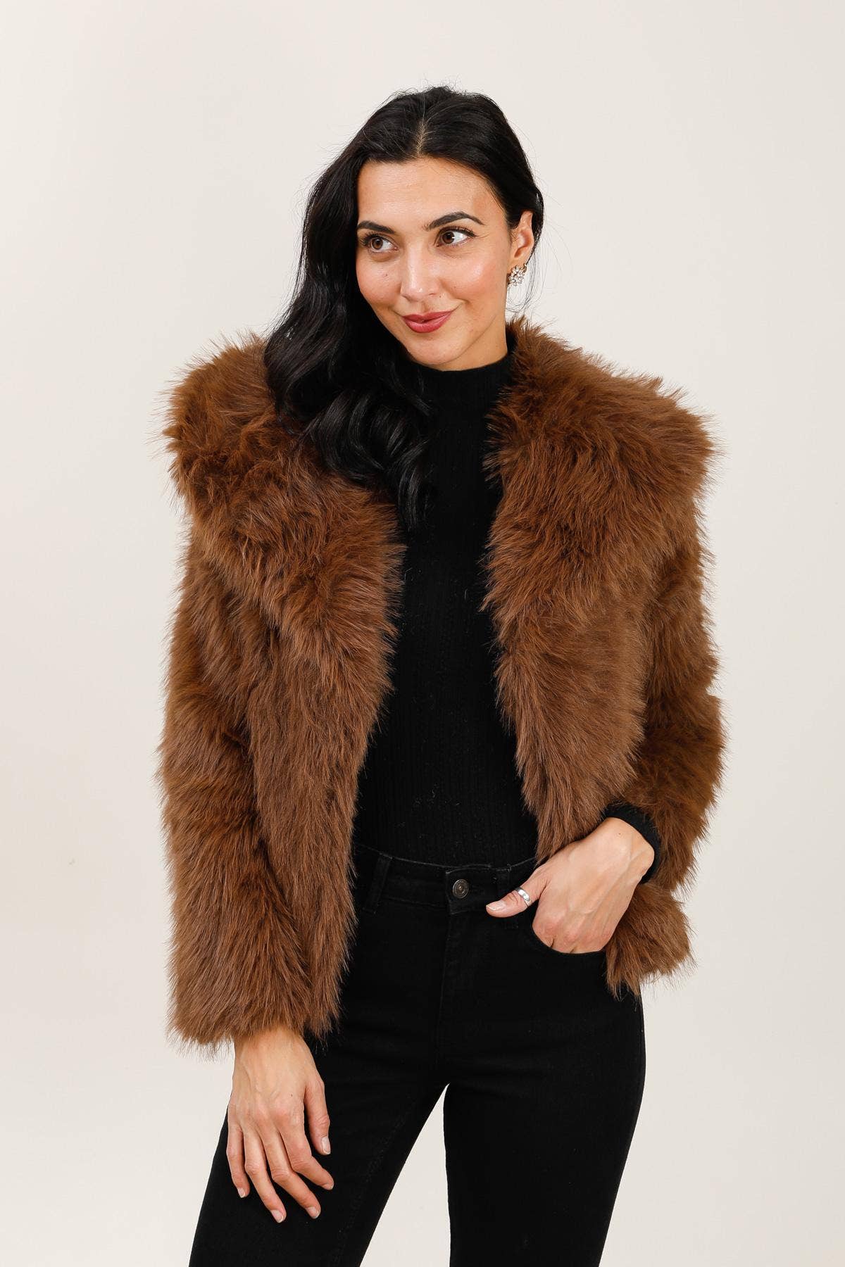 Attrait Paris – wholesale Päls/fuskpäls - Dam – Kort kappa i fuskpäls med lång lugg8