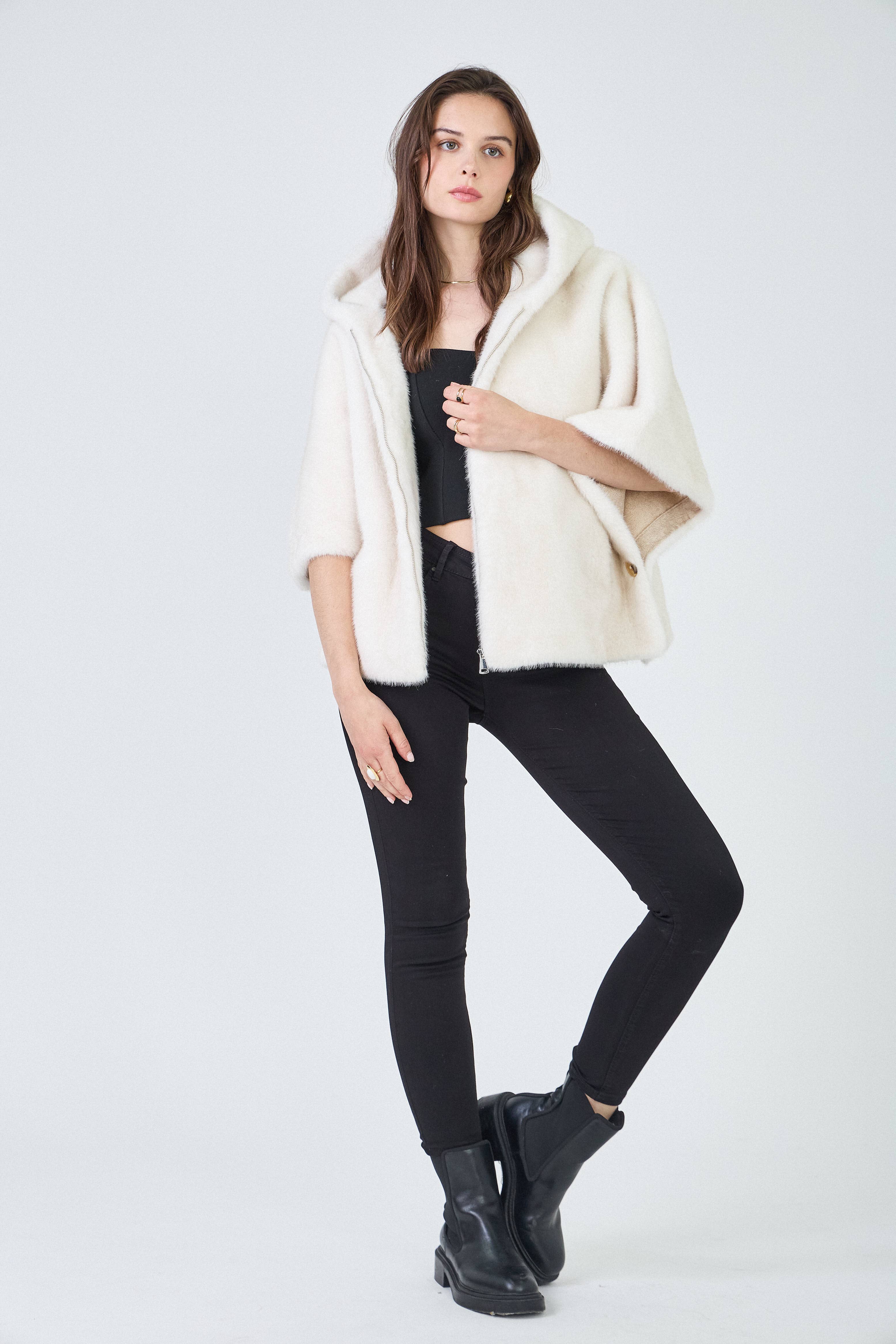 Giovanni Paris - Vendita all'ingrosso Pelliccia/Pelliccia sintetica - Donna - Mantella Alizée con cappuccio in ecopelliccia16