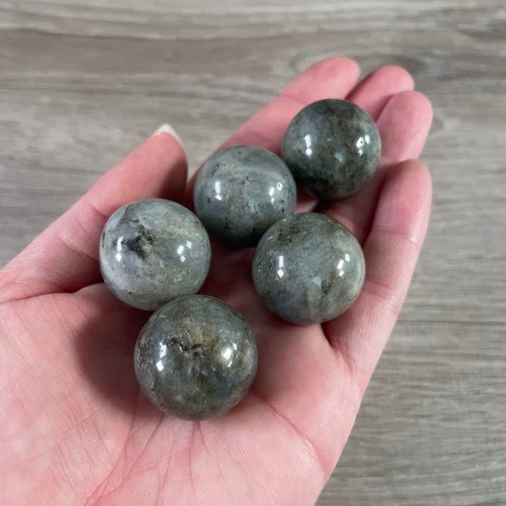 Sphère en cristal de labradorite 25 mm | Boule de pierre précieuse polie pour la vente par Keystone Crystals