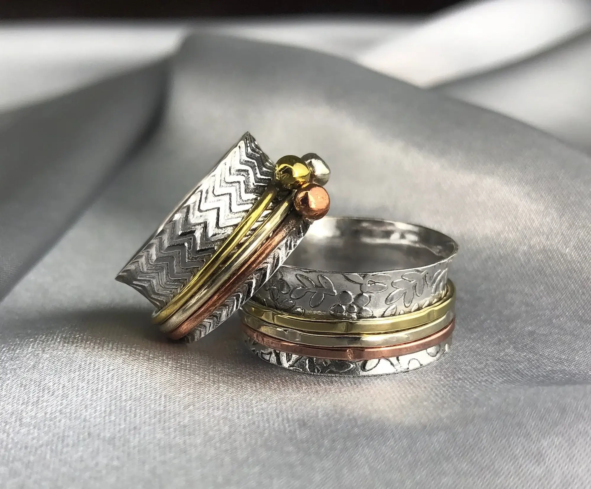 Anillo de banda cuevada a mano anillo giratorio de plata de plata de plata de ley Joyería Anillos Alianzas anillo de meditación de dos tonos de plata de ley anillo de mujer de diseño anillo de banda de ansiedad Fidget 