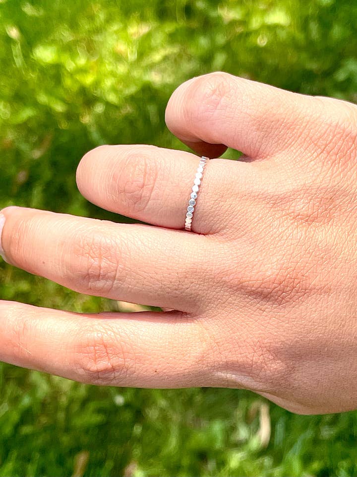 Anello impilabile con perline per la vendita all'ingrosso da parte di Atelier Ayana