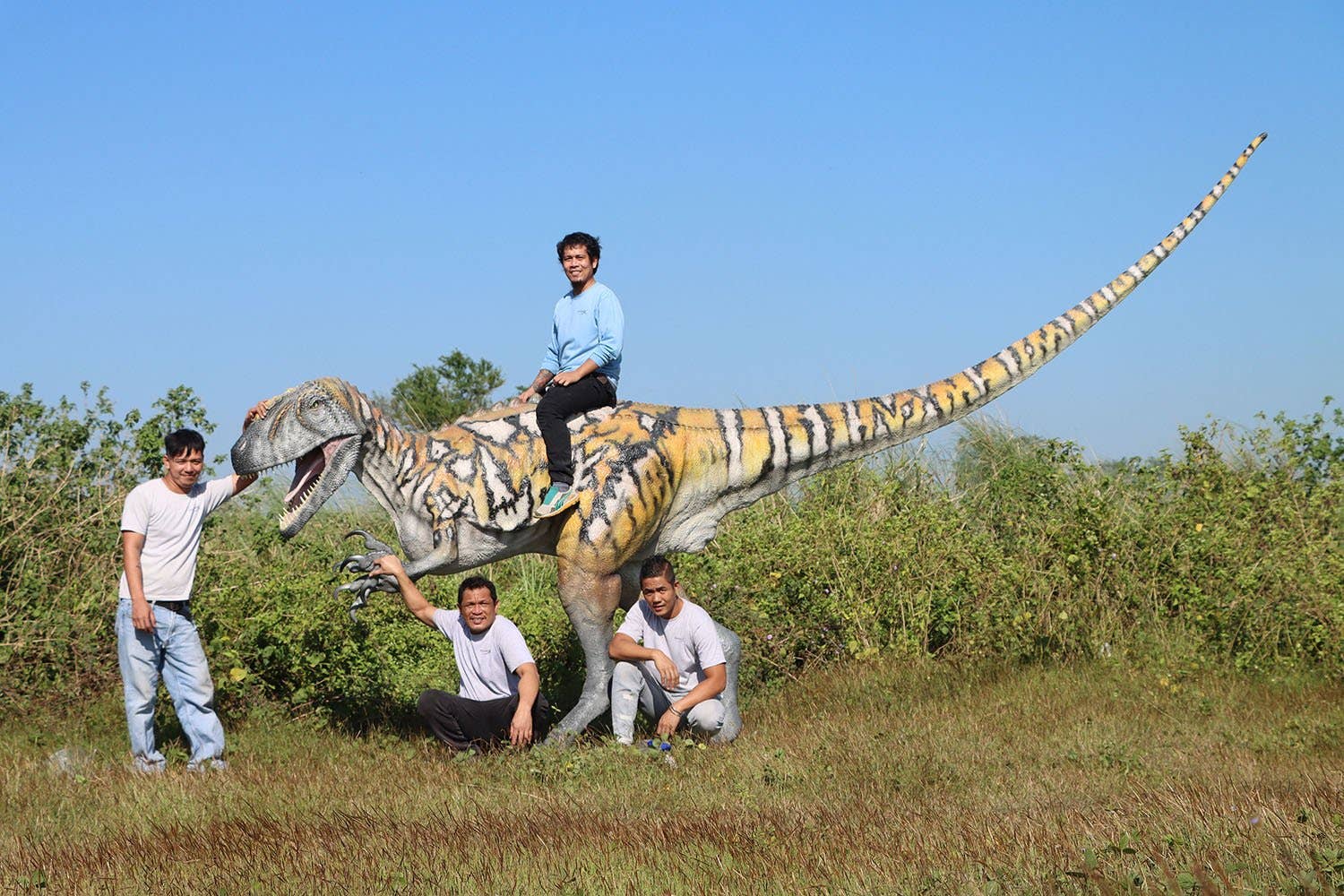 LM Treasures - Wholesale Figurine Toy - Kids - Australovenator Dinosaur Life Size Statue5