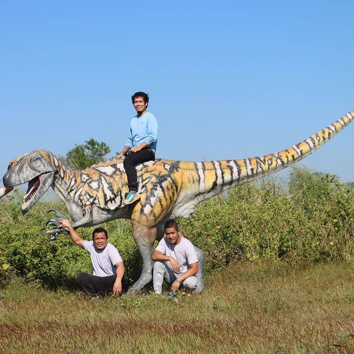 LM Treasures - Wholesale Figurine Toy - Kids - Australovenator Dinosaur Life Size Statue5