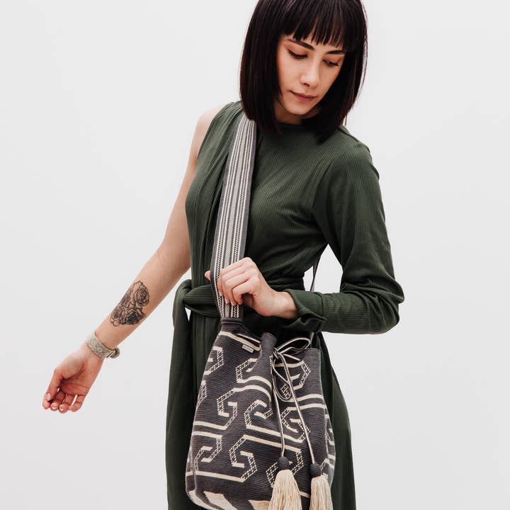 Hilo Sagrado - Vendita all'ingrosso Zaino - Donna - STONE S03/Borsa Mochila Wayuu grigia con cinturino lungo