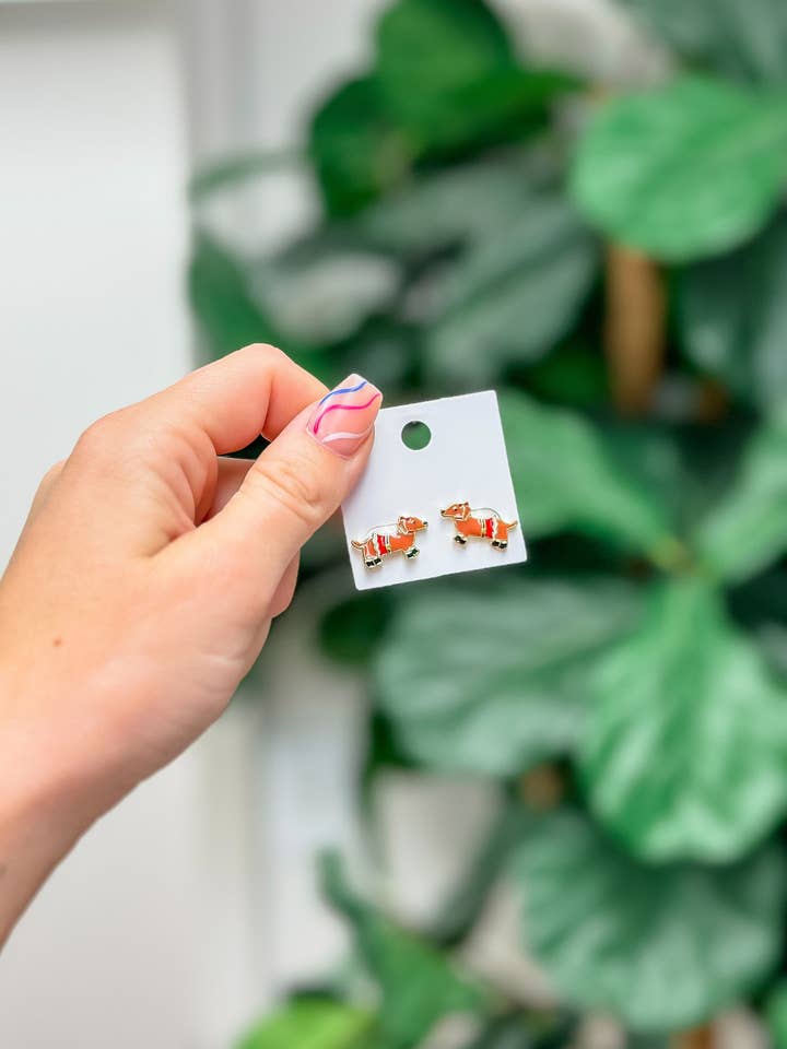 Pendientes de botón esmaltados con diseño de dachshund navideño para venta al por mayor de Prep Obsessed Wholesale