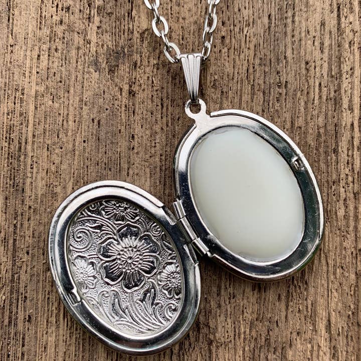Urbanfarmergirls - Wholesale Locket Necklace - Vintage Style Antiqued Silver Locket Filled With Solid Perfu5