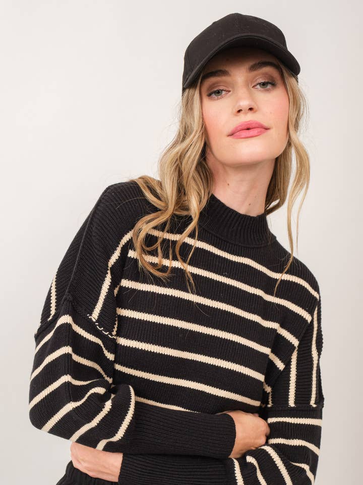 In the Beginning – Großhandel Strickpullover – Damen – Schwarz gestreifter, bauchfreier Pullover