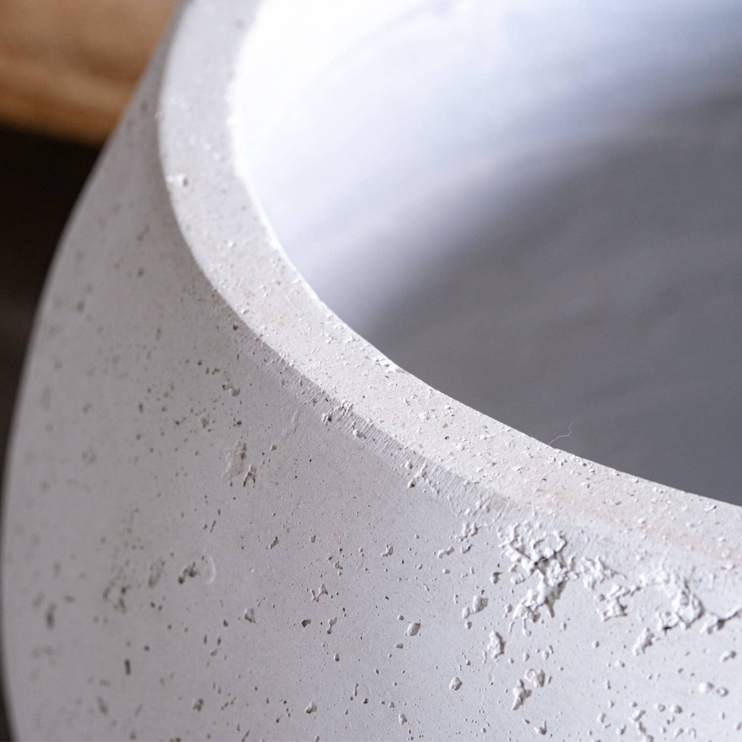 Jobu Home – wholesale Plant pot – Orbello | White Mist – 110cm XXL Concrete Sphere Planter – 686L Round Plant Pot4