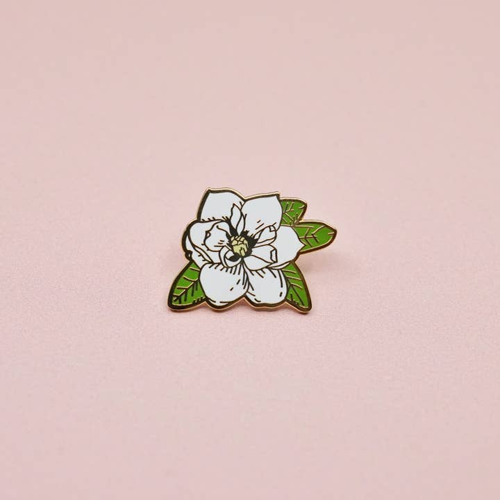 Épinglette en émail cloisonné rigide en forme de fleur de magnolia pour la vente par Statement Goods