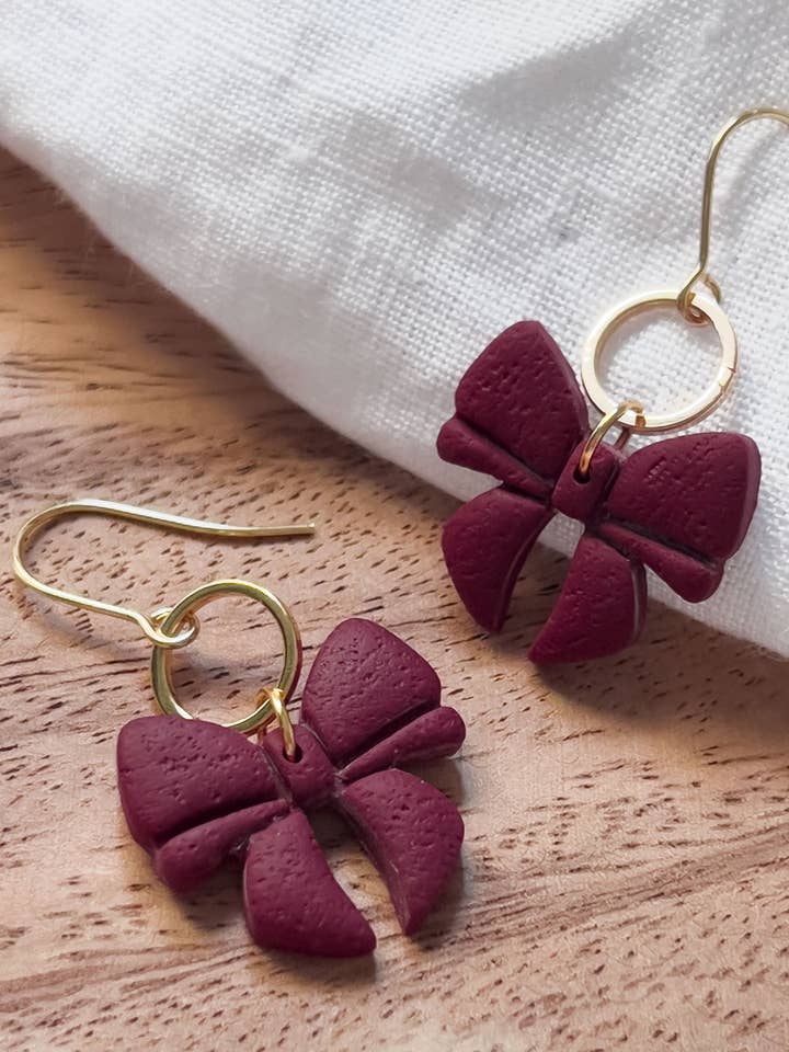 Col R ✦ Brincos com laços cor de vinho por atacado de KLAEI DESIGN STUDIO