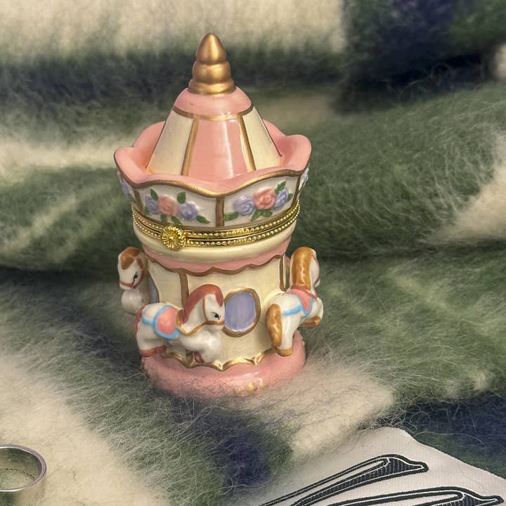 Cheval de Carrousel Rose Boîte à Bijoux Peinte à la Main pour la vente par 3PercentMarket