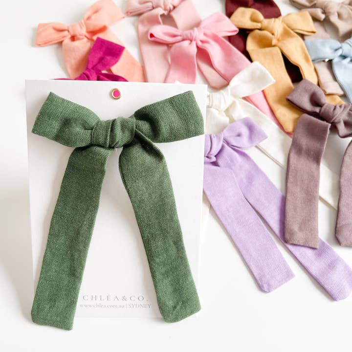 Alice Jane Long Queue Noeud pour la vente par Chlea & Co.