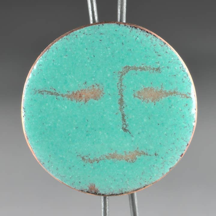 Aimant d'art en émail sur cuivre, Dame du Lac Visage pour la vente par Kristin Ellis