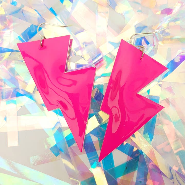 Boucles d'oreilles pendantes en forme d'éclair rose fluo de taille moyenne pour la vente par All The Discos