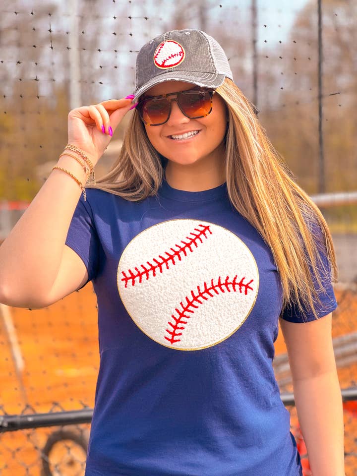 Baseball Chenille T-shirt för wholesale av South & Main Boutique