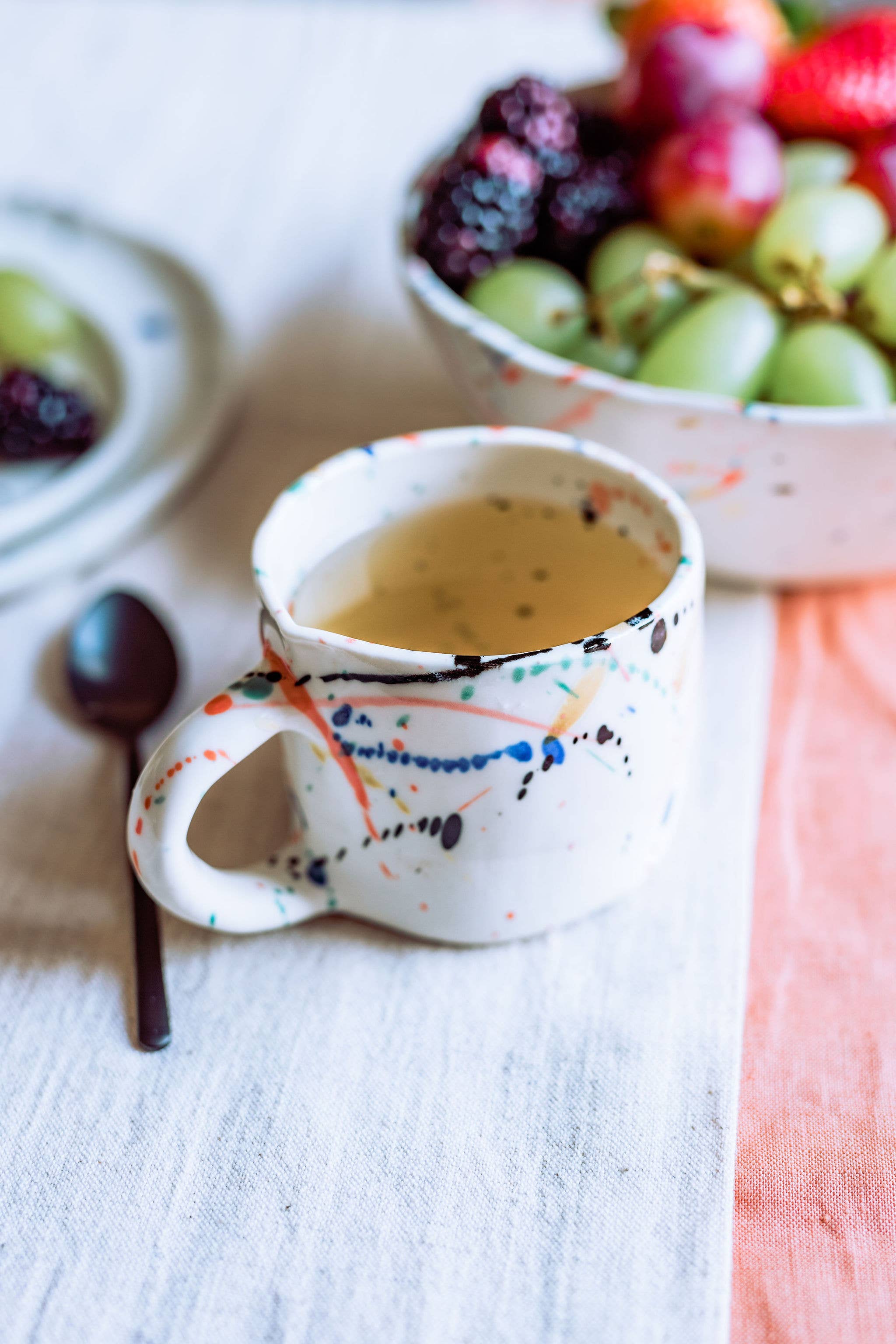 Mariana Garrastazu – Engroshandel Kaffekrus – Kunstnerisk porcelænskrus med farverige prikker1