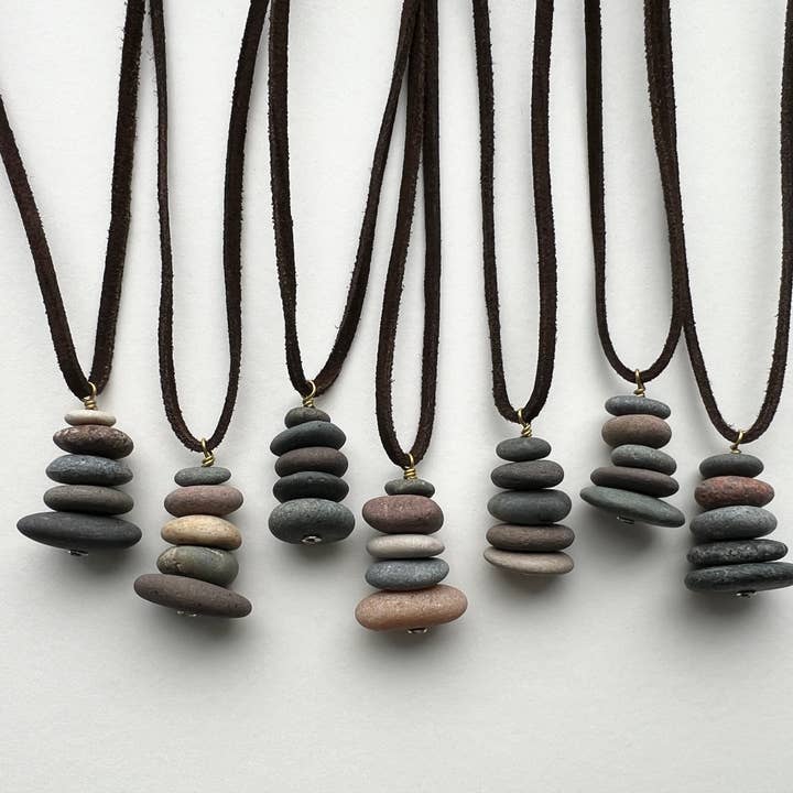 Generosity Company - Vente Colliers à pendentif - Collier Charme Cairn de Pierre du Lac (Cuir)0