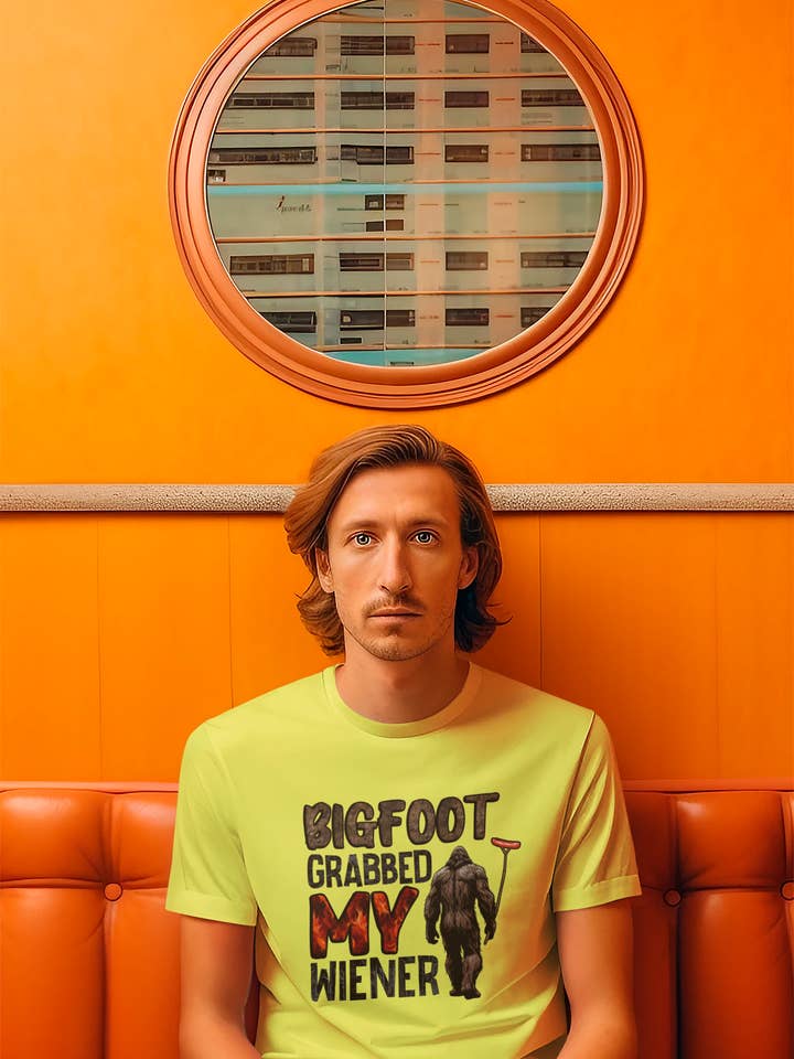 Squatchin’ Country - Venta al por mayor Camiseta estampada - Unisex - Bigfoot agarró mi camiseta de salchicha (amarilla)4