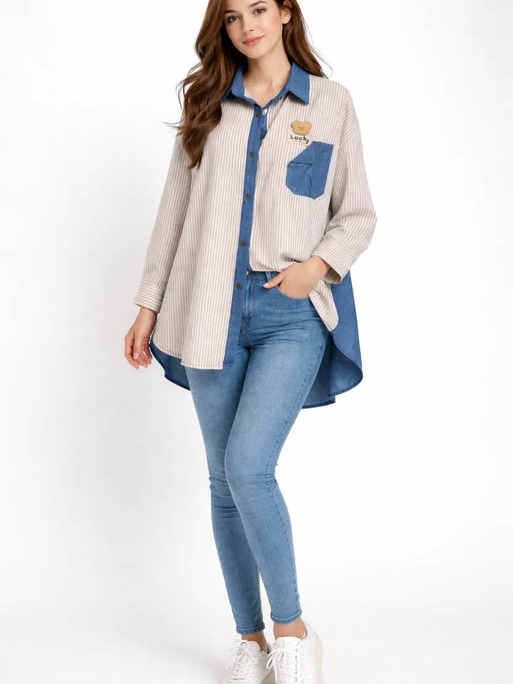 Camisa italiana de mujer a rayas oversize de mezclilla con botones de contraste y bajo asimétrico. para venta al por mayor de Miss Bold